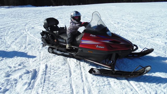 Снегоход Yamaha Venture 700 Triple красного цвета